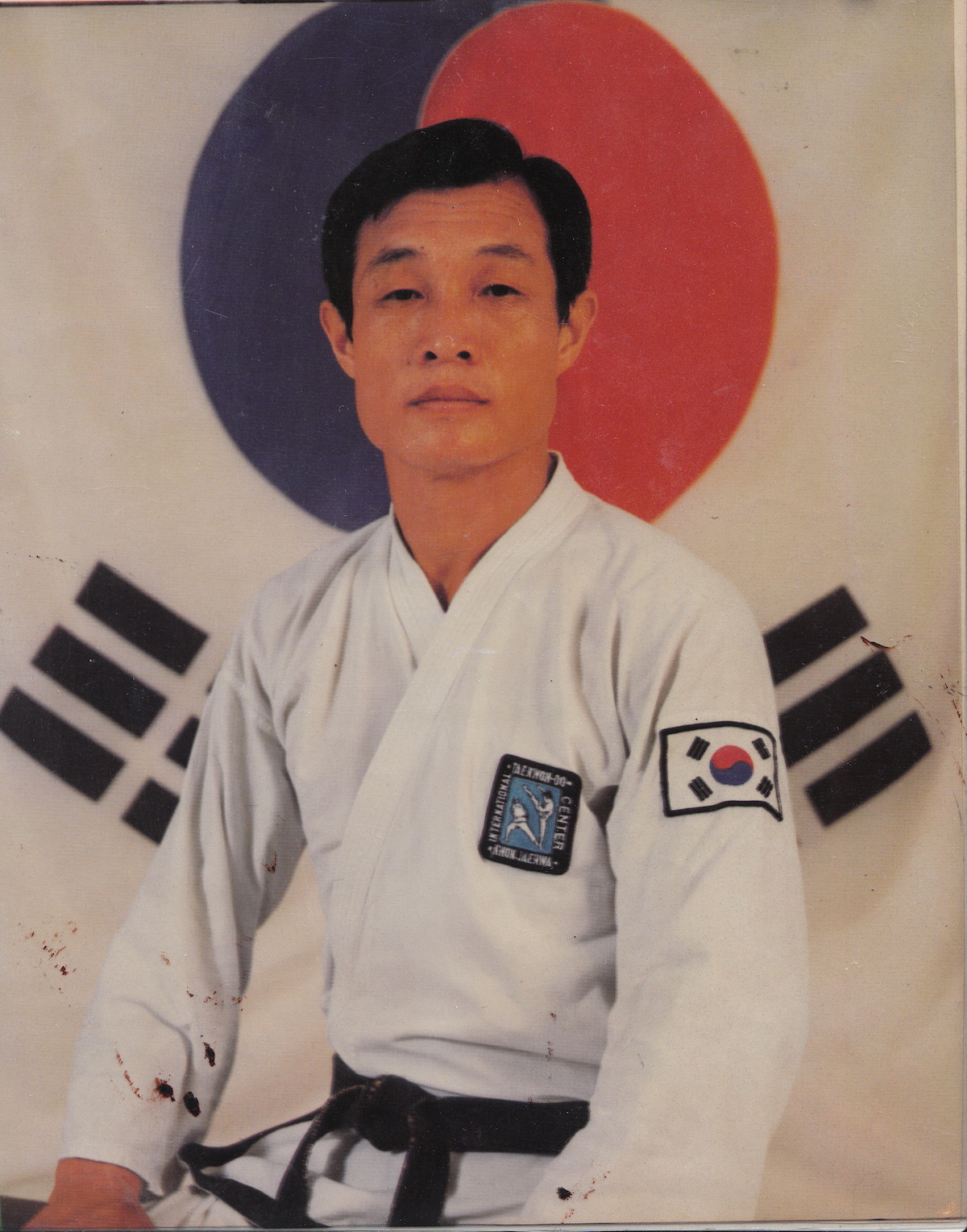 Historische Schwarzweißaufnahme mit einer hohen Taekwon-Do-Beintechnik